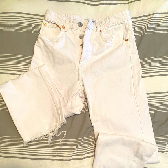NWOT Zara white jeans with distressed edge. - Picture 1 of 6